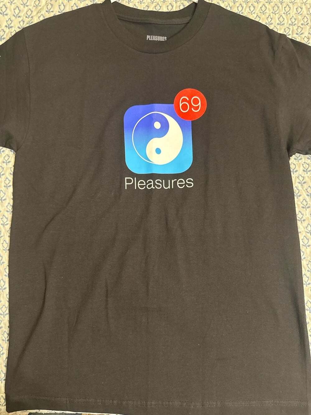 Pleasures Yin Yang App Icon Graphic T-Shirt Black Size Medium